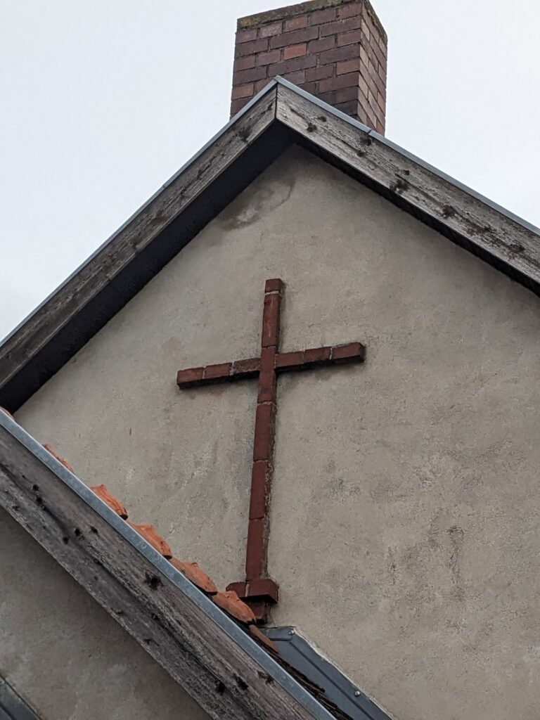 Das Ziegelkreuz an der Kapelle