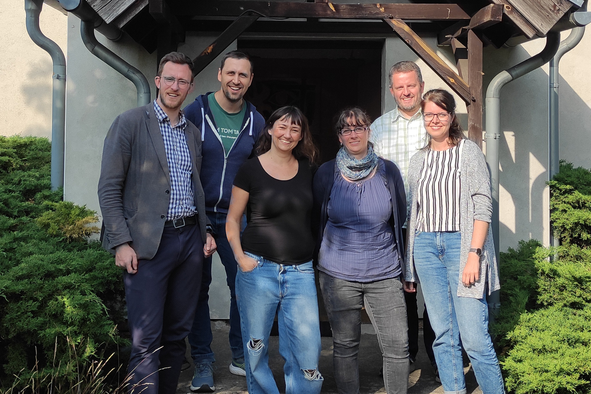 Gruppenfoto vor der kleinen Kapelle in Cottbus